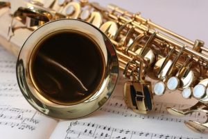 Saxophon und Notenblatt